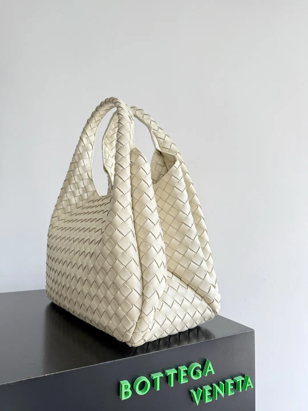 Batch 2760 new products are coming! BOTTEGA VENETA Bottega Veneta's 2025 new Campana shoulder bag is on the market~ First of all, I would like to praise the weight of this bag. As a not too small bag, it is very light for daily use. For people like me who need to carry a lot of belongings when going out, this advantage is great, and it greatly reduces the burden of traveling. 🛍️The shape is a bit like a combination of parachute and jodie. The blunt triangle shape is cute and honest. Carrying it on your back when going shopping is a good mood accelerator. The handles and body of the bag are both classic weaves. A tie is added to the original open design. If it is not tied up, the bag will look like a small vegetable basket when carried. Style number: 844250 Size: 39*24*18.5cm
